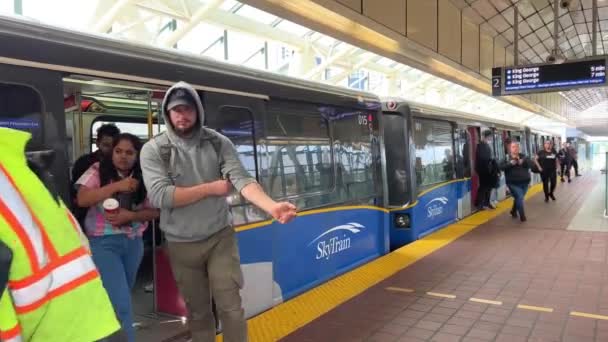 Skytrain Blue Line Surrey Vancouver Surrey Középső Állomása Vonat Megérkezett — Stock videók