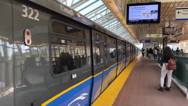 Kanadensisk Skytrain Blue Line Surrey Vancouver Surrey Centrum Station Tåget — Stockvideo
