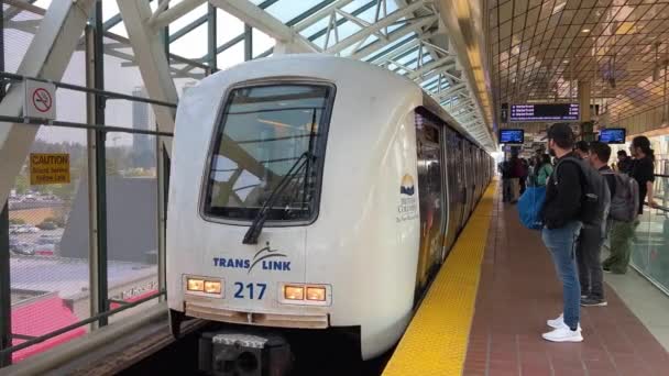 Skytrsin Vancouver Surrey Centre Pessoas Locais Turistas Saem Trem Diferentes — Vídeo de Stock