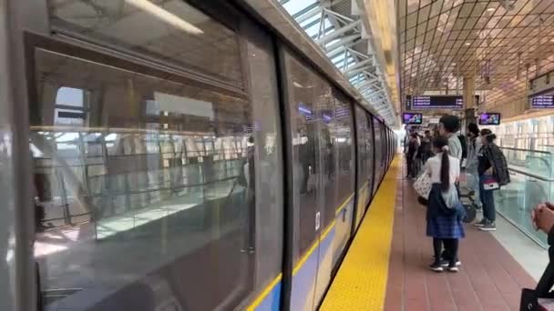 Skytrsin Vancouver Surrey Centre Gente Local Turistas Bajan Del Tren — Vídeos de Stock