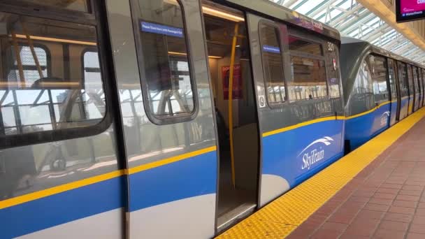 在车站新开的火车蓝线萨里温哥华萨里中心站一辆空车 车门关上 他将离开机场 — 图库视频影像