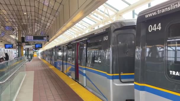 Skytrain Blue Line Vancouver Station Ankunft Zug Surrey Zentrum Menschen — Stockvideo