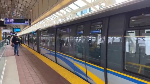 Skytrain Blue Line Surrey Vancouver Surrey Merkez Istasyonu Kalkış Treninin — Stok video