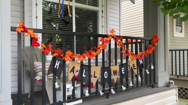 Dekoracje Prywatnych Domów Podczas Wakacji Halloween Balkonie Wiszą Czarne Beżowe — Wideo stockowe