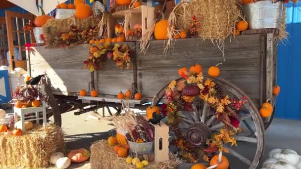 Broomstick Και Διάφορα Πράγματα Για Halloween Ένα Καλάθι Καλαμπόκι Κολοκύθας — Αρχείο Βίντεο