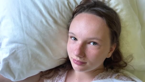 Nastolatka Leży Białej Poduszce Uśmiecha Się Patrząc Ramkę Której Skończyła — Wideo stockowe