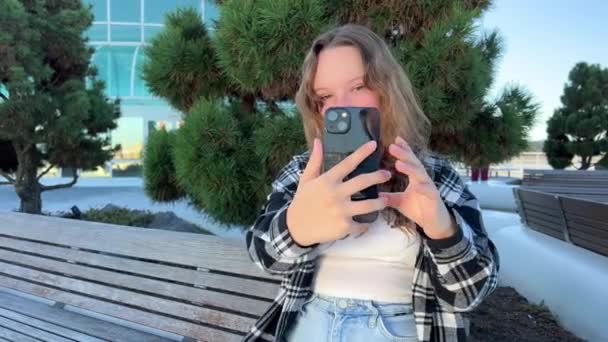 Iphone Fröhliche Schöne Junge Backpacker Bloggerin Macht Selfie Auf Reisen — Stockvideo