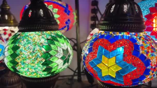 Ljusa Flerfärgade Turkiska Lampor Hänga Butiken Glans Olika Färger Mosaik — Stockvideo