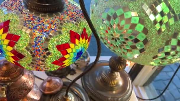 Lâmpadas Turcas Têm Mosaico Multicolorido Sobre Eles Eles Brilham Meio — Vídeo de Stock