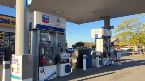 Chevron Posto Gasolina Onde Carro Reabastecido Processo Reabastecimento Derramando Pessoas — Vídeo de Stock