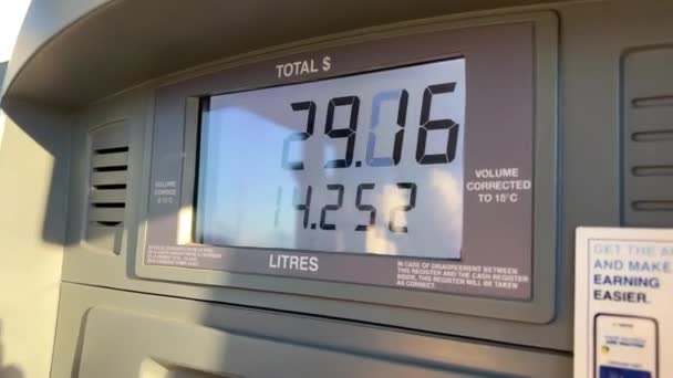 Chevron Posto Gasolina Onde Carro Reabastecido Processo Reabastecimento Derramando Pessoas — Vídeo de Stock