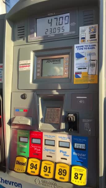 Chevron Die Tankstelle Der Das Auto Getankt Wird Tankvorgang Benzinautomaten — Stockvideo