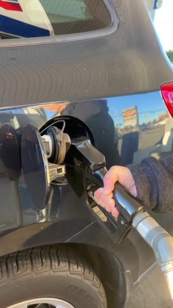 Chevron Gasolinera Donde Está Repostado Coche Proceso Repostaje Verter Gente — Vídeos de Stock
