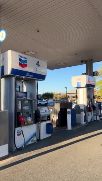 シェブロン車が給油されるガソリンスタンド給油プロセスガソリンマシンの人々を注ぐ都市での生活09 2022カナダ — ストック動画