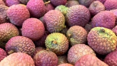 Bir sürü sulu kırmızı liçi yavaşça yaklaşır.