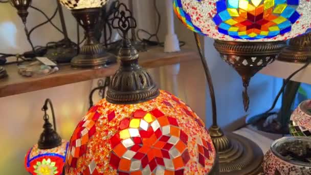 Heldere Multi Gekleurde Turkse Lampen Hangen Winkel Glans Verschillende Kleuren — Stockvideo