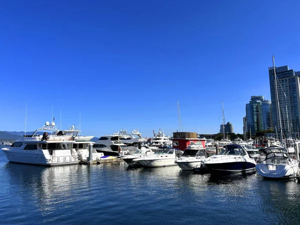 Yachten Port Canada Place Ruhiger Ruhiger Blauer Himmel Ohne Wolken — Stockfoto