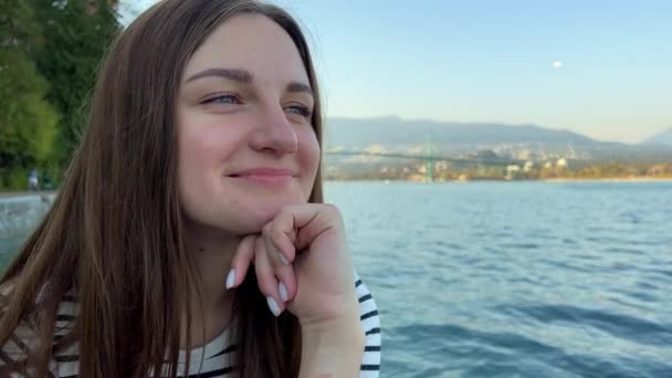Een Jong Meisje Zit Aan Kust Van Stille Oceaan Leunde — Stockvideo