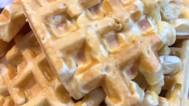Beyaz Arka Planda Çilekli Belçika Waffleları Yüksek Kalite Görüntü — Stok video