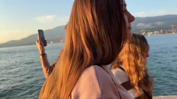 Trzy Kobiety Różnym Wieku Stoją Brzegu Oceanu Szukają Różnych Kierunkach — Wideo stockowe