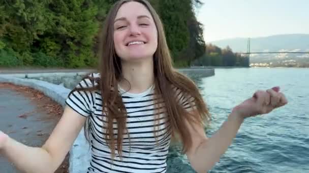 Reisewerbung Für Reisebüros Schöne Junge Frau Jahre Alt Lacht Zeigt — Stockvideo