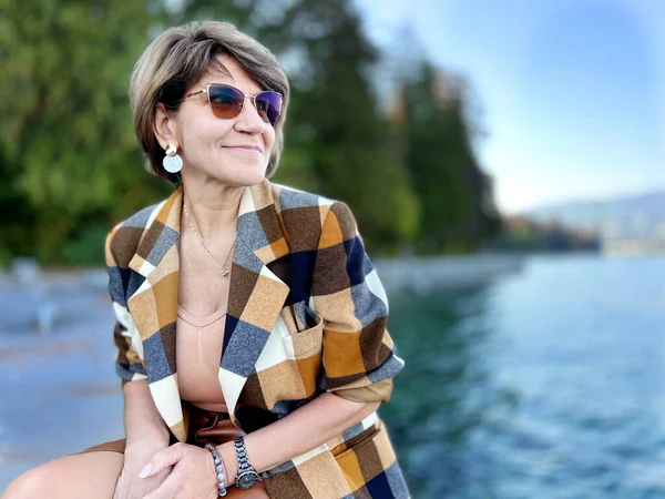 Mujer Adulta Con Gafas Sol Abrigo Cuadros Sienta Las Orillas —  Fotos de Stock