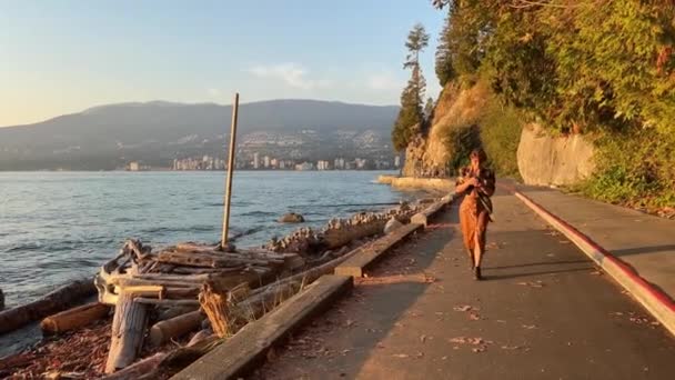 Stanley Park Pasifik Okyanusu Seti Boyunca Yürüyen Bir Kadın Sağında — Stok video