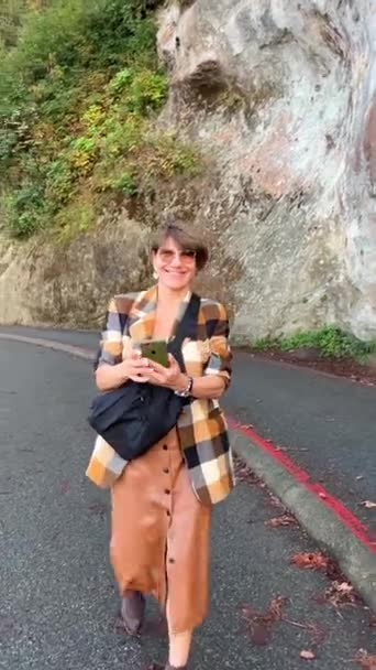 Stanley Park Žena Kráčí Podél Nábřeží Tichý Oceán Její Pravici — Stock video