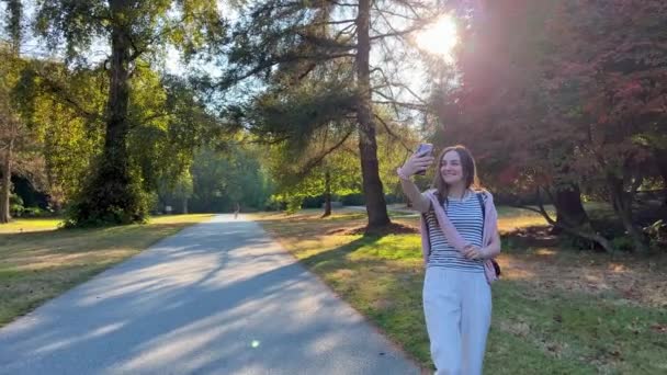 Uma Jovem Mulher Com Longos Blogs Cabelo Parque Stanley Outono — Vídeo de Stock