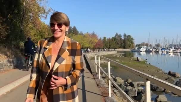 Stanley Park Kobieta Idzie Wzdłuż Nabrzeża Ocean Spokojny Jest Dla — Wideo stockowe