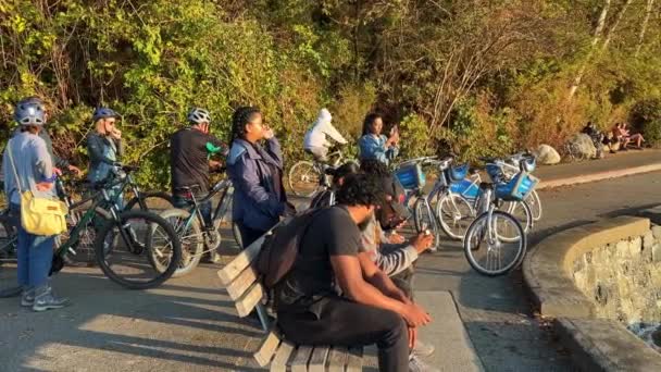 Sonbahar Büyük Dağı Pasifik Okyanusu Insanları Dinlenir Bisiklete Binerler Beklerler — Stok video