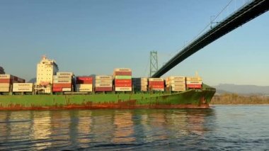 Bir kargo gemisi köprüye doğru yola çıkar ve Maersk Hamburg Stanley Park Vancouver Kanada Pasifik Okyanusu üzerinde sakin 08.10.2022 Kanada Vancouver kargosunu taşır.