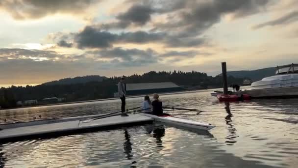 Old Mill Boathouse Roeien Zeilen Peddelen Centrum Stad Van Haven — Stockvideo