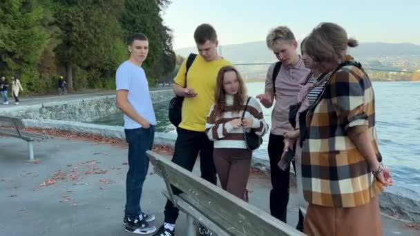 Группа Туристов Подростков Приехала Украины Канаду Экскурсию Набережной Смотрят Скамейку — стоковое видео