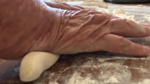Rodzaj Stare Ręce Starszej Babci Roll Out Ciasto Będzie Gotować — Wideo stockowe
