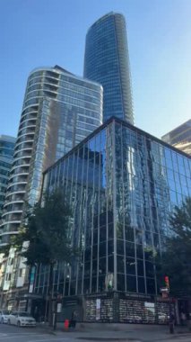 Vancouver gökdelenleri birkaç yüksek cam bina beyaz güneş sağ tarafta parlıyor Kanada 09.2022