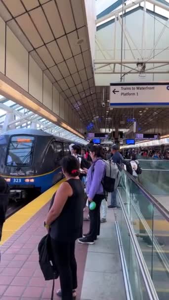 Menschen Warten Auf Der Einen Seite Des Skytrain Leute Steigen — Stockvideo
