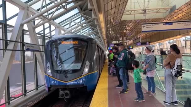 Tren Skytrain Llega Estación Sura Vancouver Canadá Personas Diferentes Nacionalidades — Vídeos de Stock