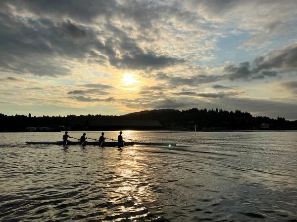 Eski değirmen kayıkhanesinde kürek çeken yelkenli merkezi liman Esplanade Ave Rocky Point Park Eğlence İskelesi Gençler kürek dersi 09.2022 Kanada spor kulübünde.