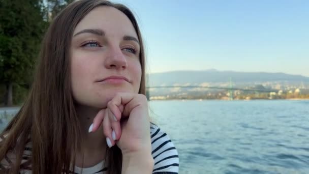 Młoda Dziewczyna Siedzi Brzegu Oceanu Spokojnego Pochyliła Łokcie Patrzy Oddali — Wideo stockowe