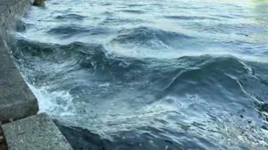 Pasifik dalgaları duvara çarpıyor Stanley Park Vancouver Kanada Pasifik Okyanusu Stone Quay Vancouver Kanada derin su