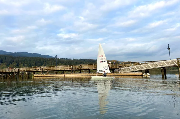 Velero Fondo Del Puente Agua Tranquila Cielo Azul Puerto Malhumorado —  Fotos de Stock