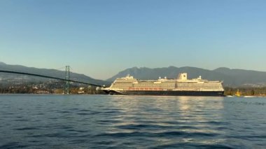 Stanley Park Vancouver Kanada Pasifik Okyanusu Suyun üstünde Büyük bir yolcu gemisi köprüye yelken açar sakin sular arka plandaki dağlar ve bulutsuz gökyüzü yolcu gemileri için