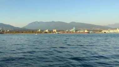 Stanley Park Vancouver Kanada Pasifik Okyanusu. Su üzerinde sakin ol. Kamera yavaşça soldan sağa dönüyor. Suyu küçük dalgalarla görebilirsiniz.