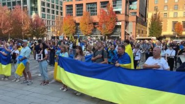 Ukrayna Vancouver mitinginin savunucuları onuruna 16 Ekim 2022 Ukrayna Sanat Galerisi ve diğer uluslar 16.10.2022 Kanada Vancouver 'a karşı sokaklara döküldü.