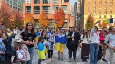 Ukrayna Vancouver mitinginin savunucuları onuruna 16 Ekim 2022 Ukrayna Sanat Galerisi ve diğer uluslar 16.10.2022 Kanada Vancouver 'a karşı sokaklara döküldü.