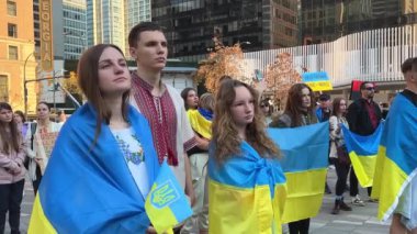 Ukrayna Vancouver mitinginin savunucuları onuruna 16 Ekim 2022 Ukrayna Sanat Galerisi ve diğer uluslar 16.10.2022 Kanada Vancouver 'a karşı sokaklara döküldü.