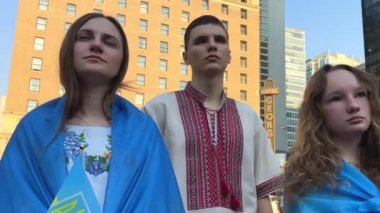 Ukrayna Vancouver mitinginin savunucuları onuruna 16 Ekim 2022 Ukrayna Sanat Galerisi ve diğer uluslar 16.10.2022 Kanada Vancouver 'a karşı sokaklara döküldü.