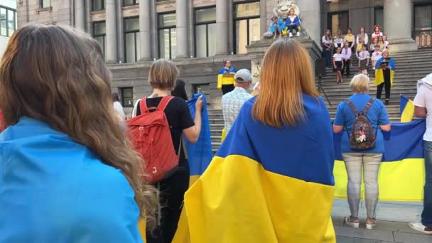 为了纪念乌克兰的防御者温哥华集会和游行2022年10月16日乌克兰人和其他民族走上街头反对俄罗斯恐怖主义加拿大温哥华 — 图库视频影像