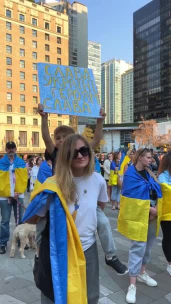 为了纪念乌克兰的防御者温哥华集会和游行2022年10月16日乌克兰人和其他民族走上街头反对俄罗斯恐怖主义加拿大温哥华 — 图库视频影像